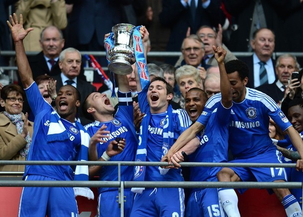 Chelsea nâng cao cúp vô địch.